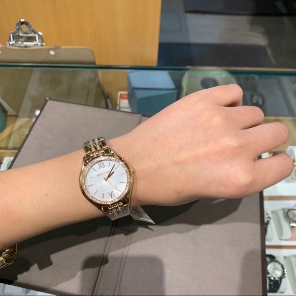 Brand New Michael kors Quartz Mother of pearl Dial Stainless Steel Ladies Watch - Picture 7 of 8